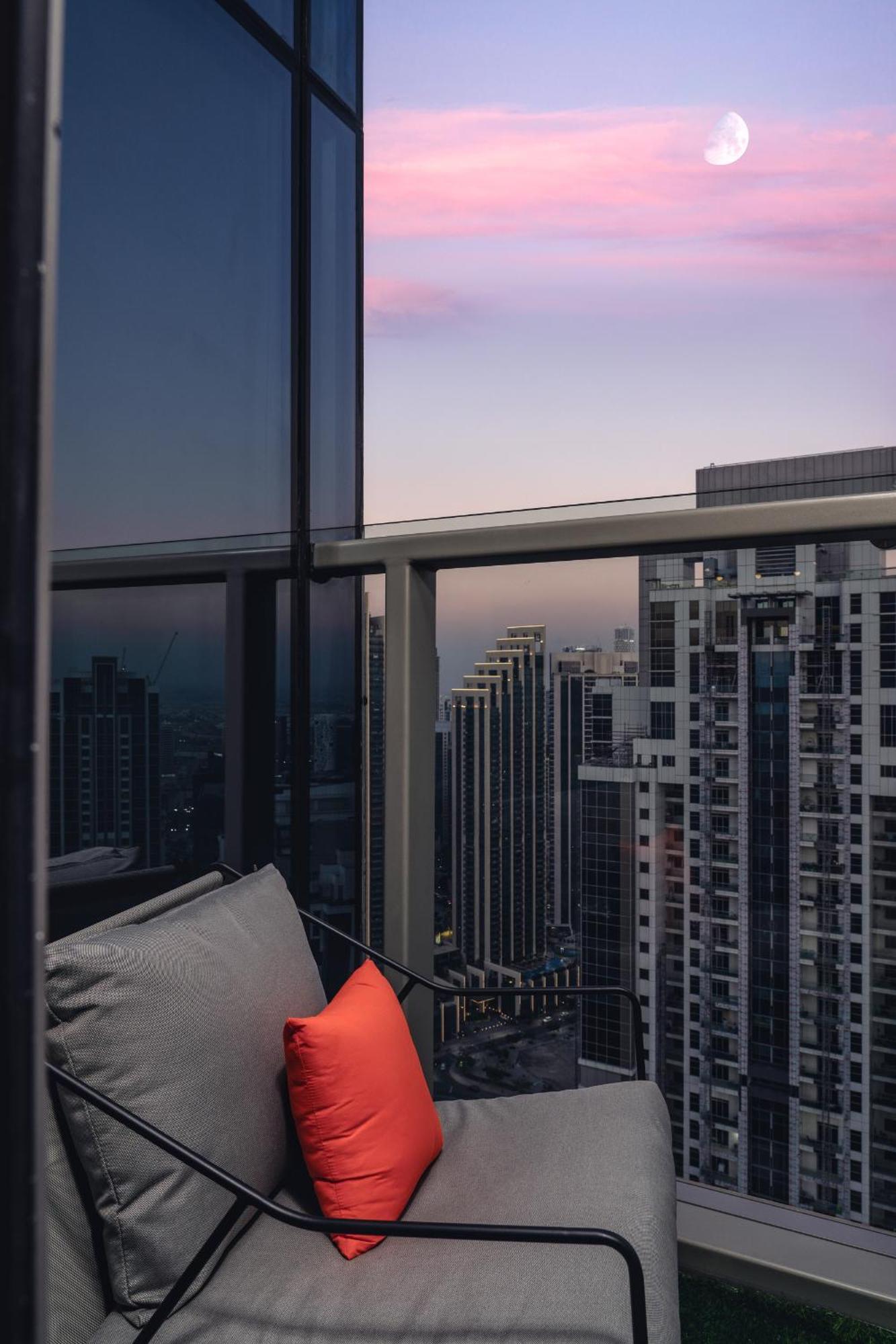 Burj Khalifa View Balcony With 64th Floor Infinity Pool In Paramount Midtown Appartamento